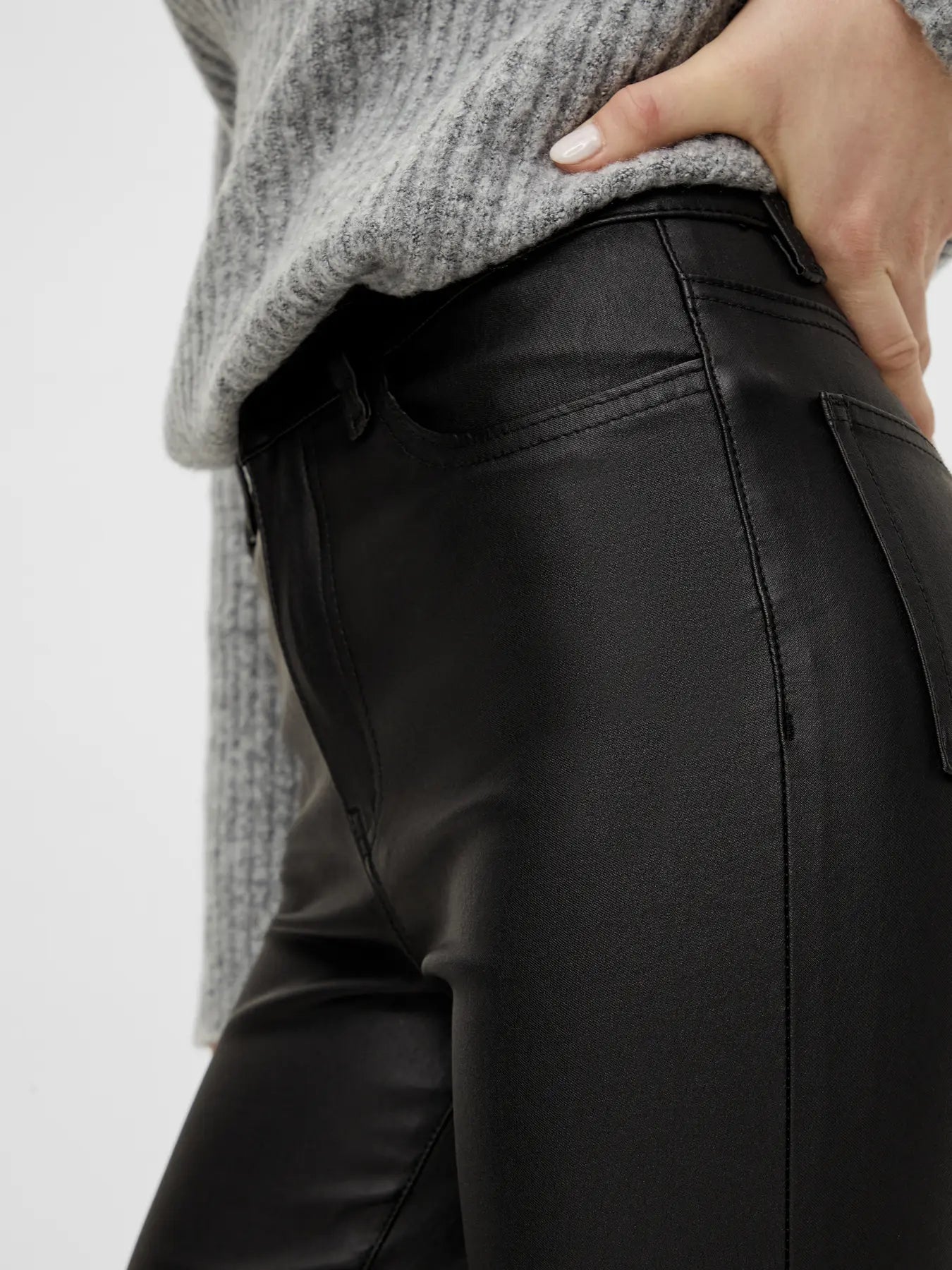 OBJBELLE MW 7/8 COATED FLARED PANTS