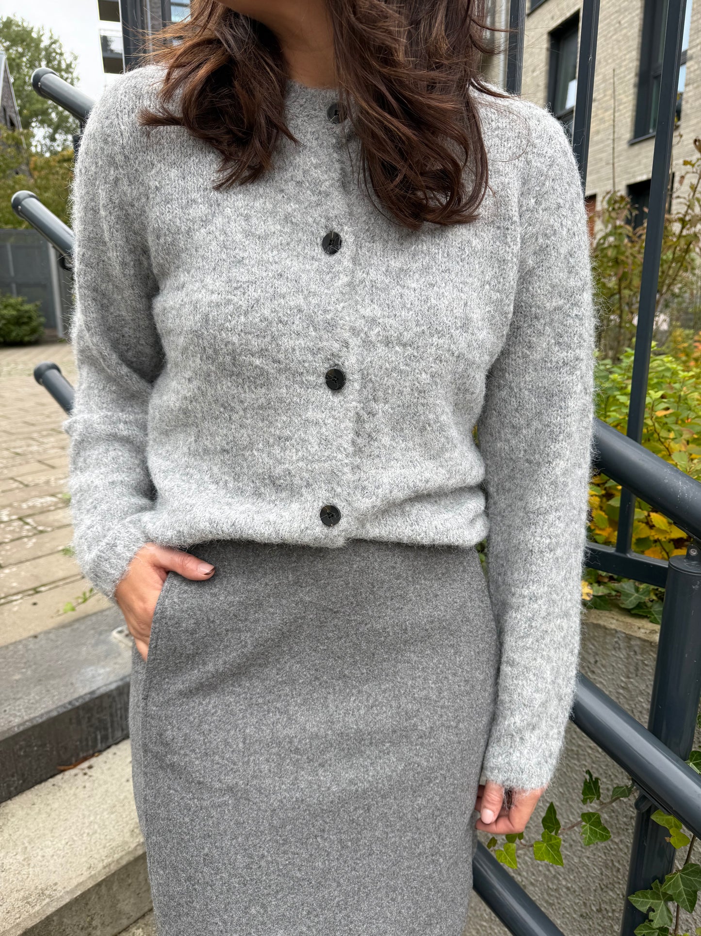 VMNOVAH LS O-NECK BUTTON CARDI MGM