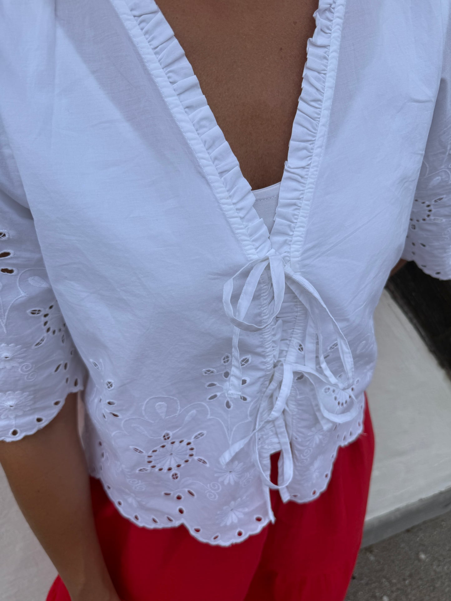 ONLMIFFY S/S EMB TIE TOP