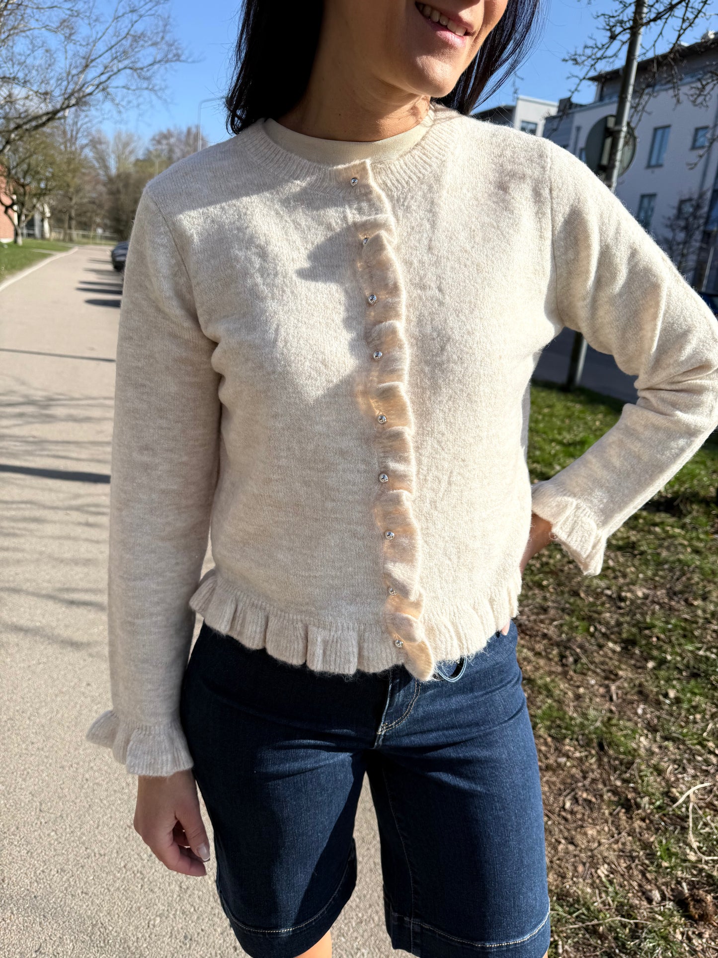 PCLYDIA LS FRILL KNIT CARDIGAN BEIGE