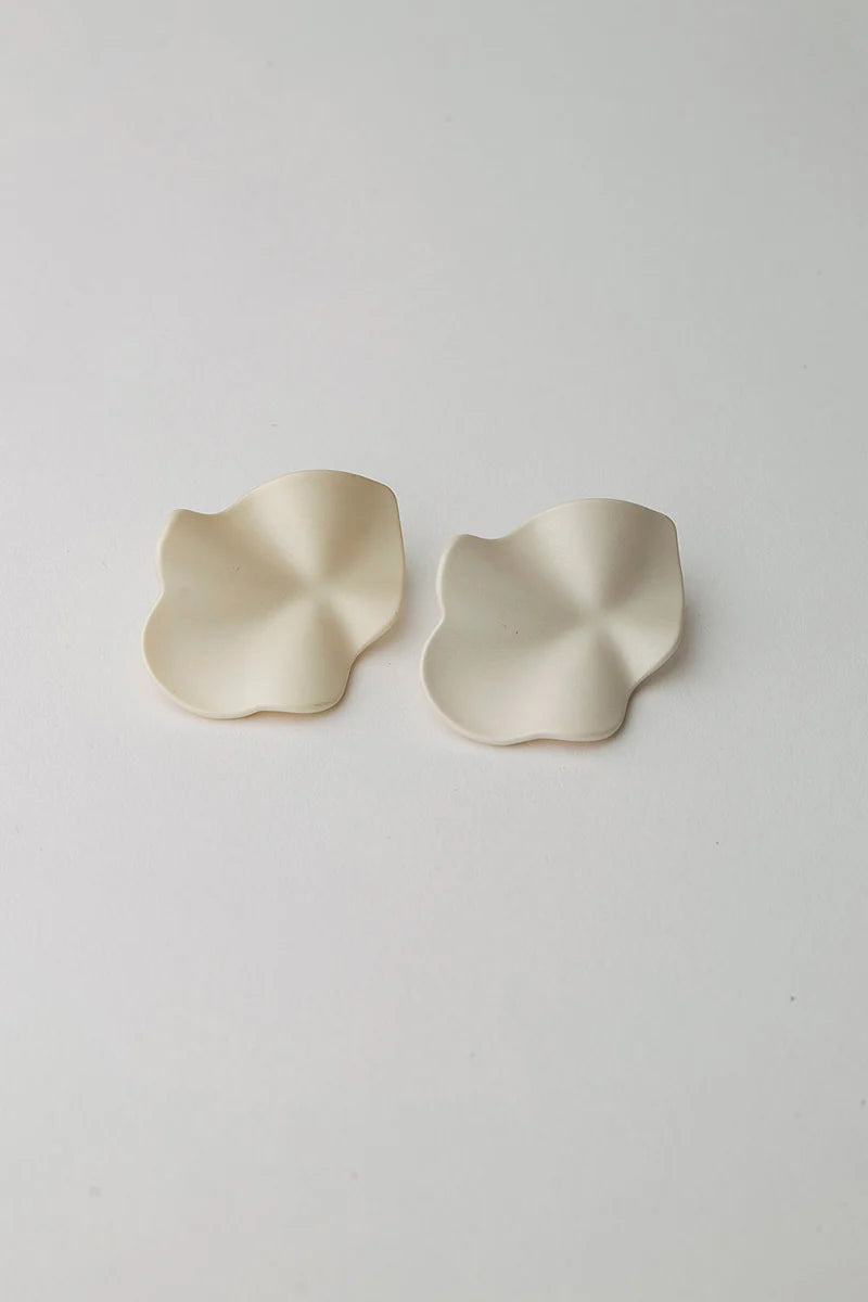 Lip earrings Pearl White S