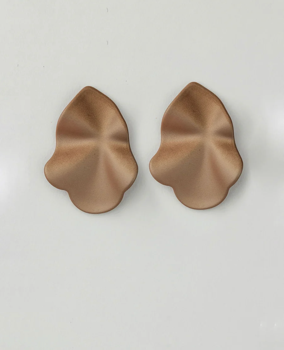 LIP EARRINGS PEARL NOUGAT