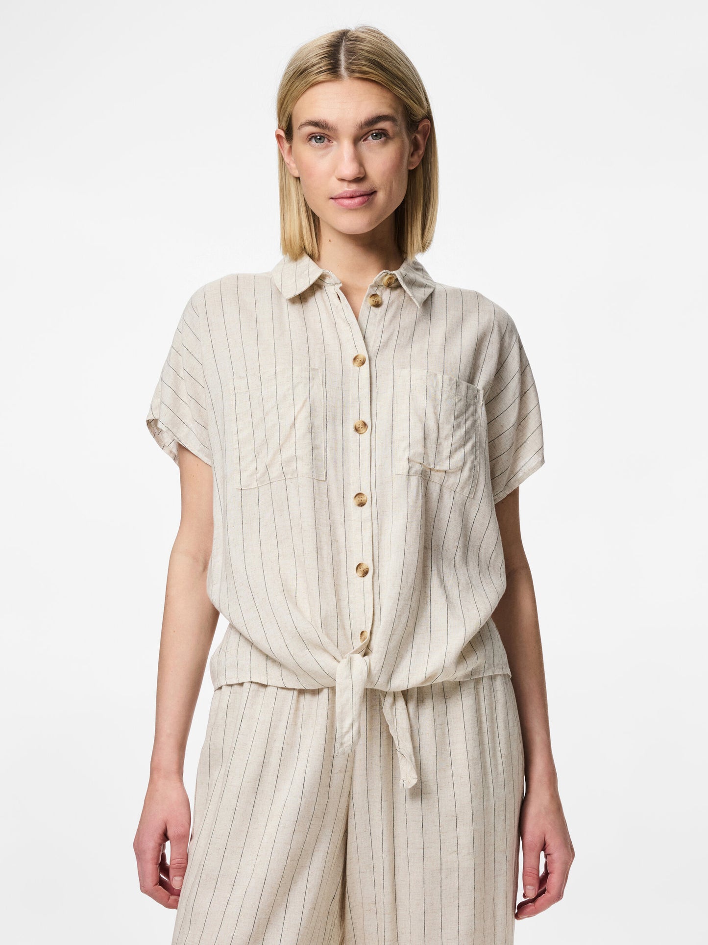 PCPIA SS TIE SHIRT BEIGE M. SVART RAND