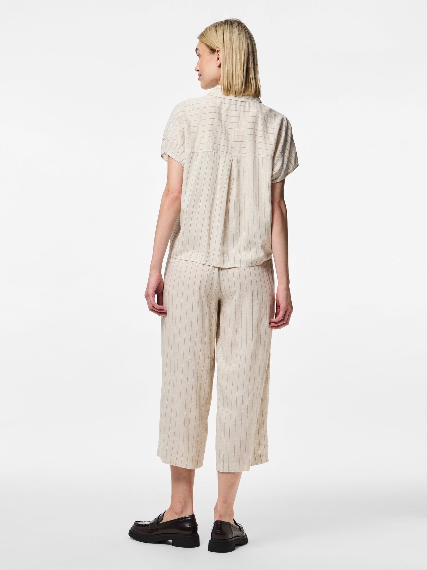 PCPIA SS TIE SHIRT BEIGE M. SVART RAND
