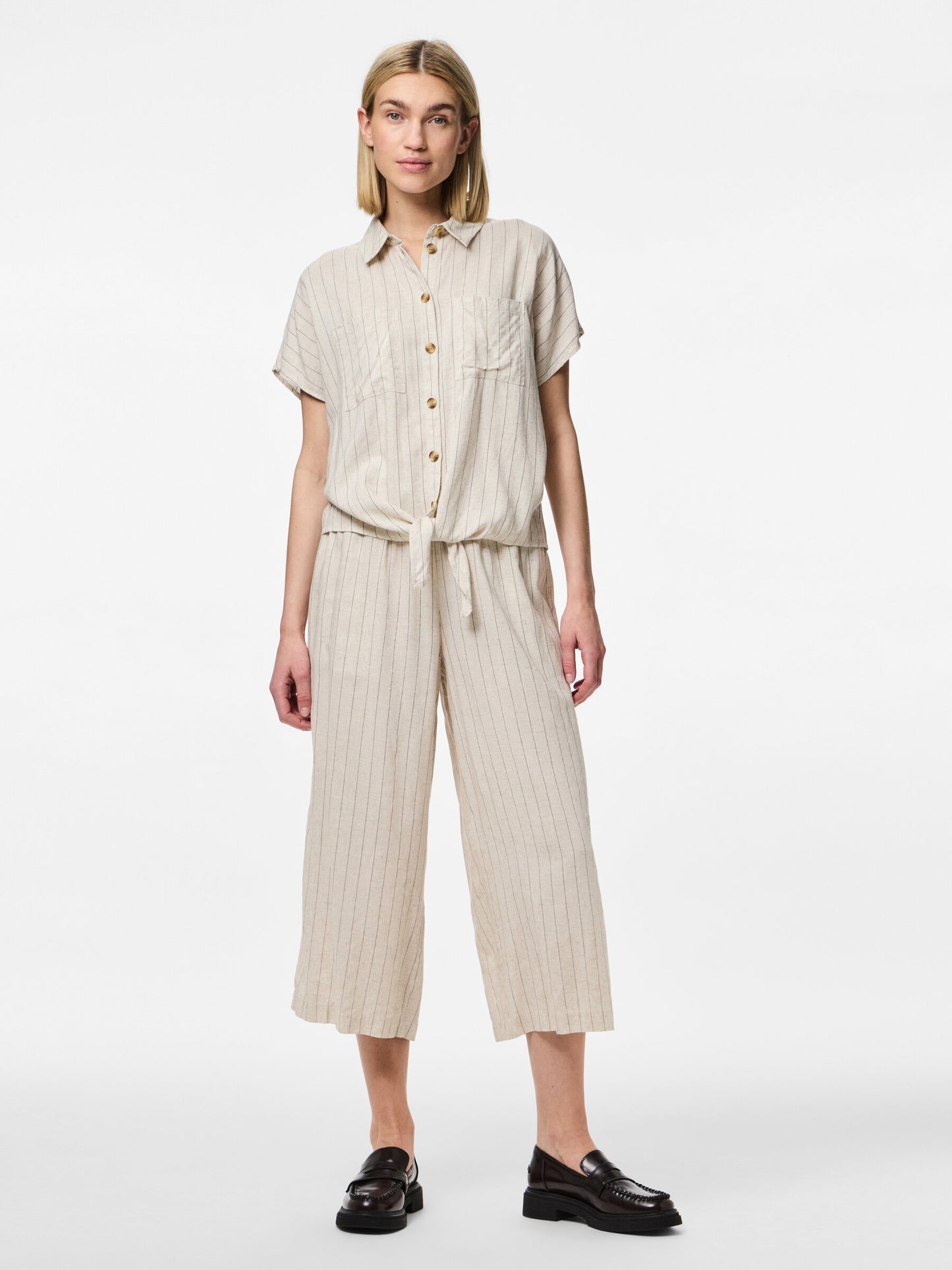PCPIA SS TIE SHIRT BEIGE M. SVART RAND