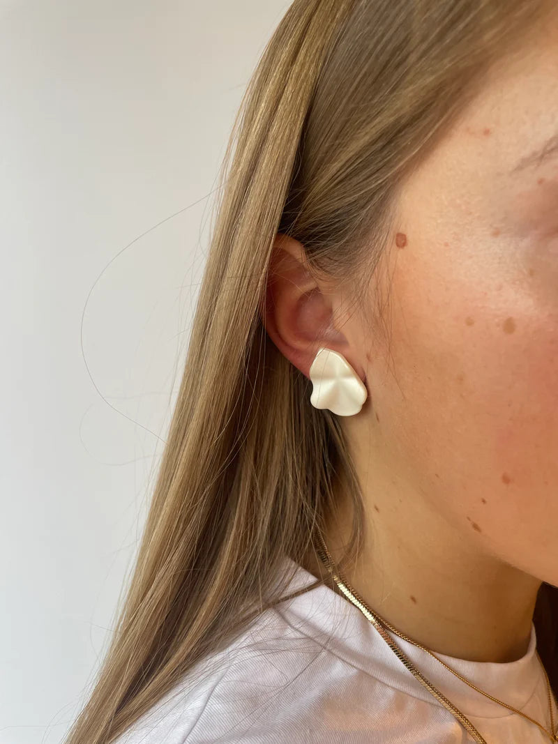 Lip earrings Pearl White S