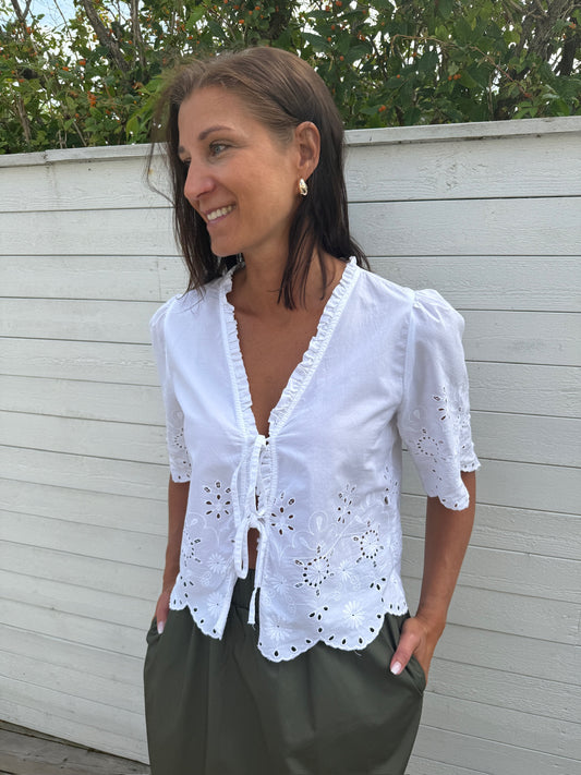 ONLMIFFY S/S EMB TIE TOP