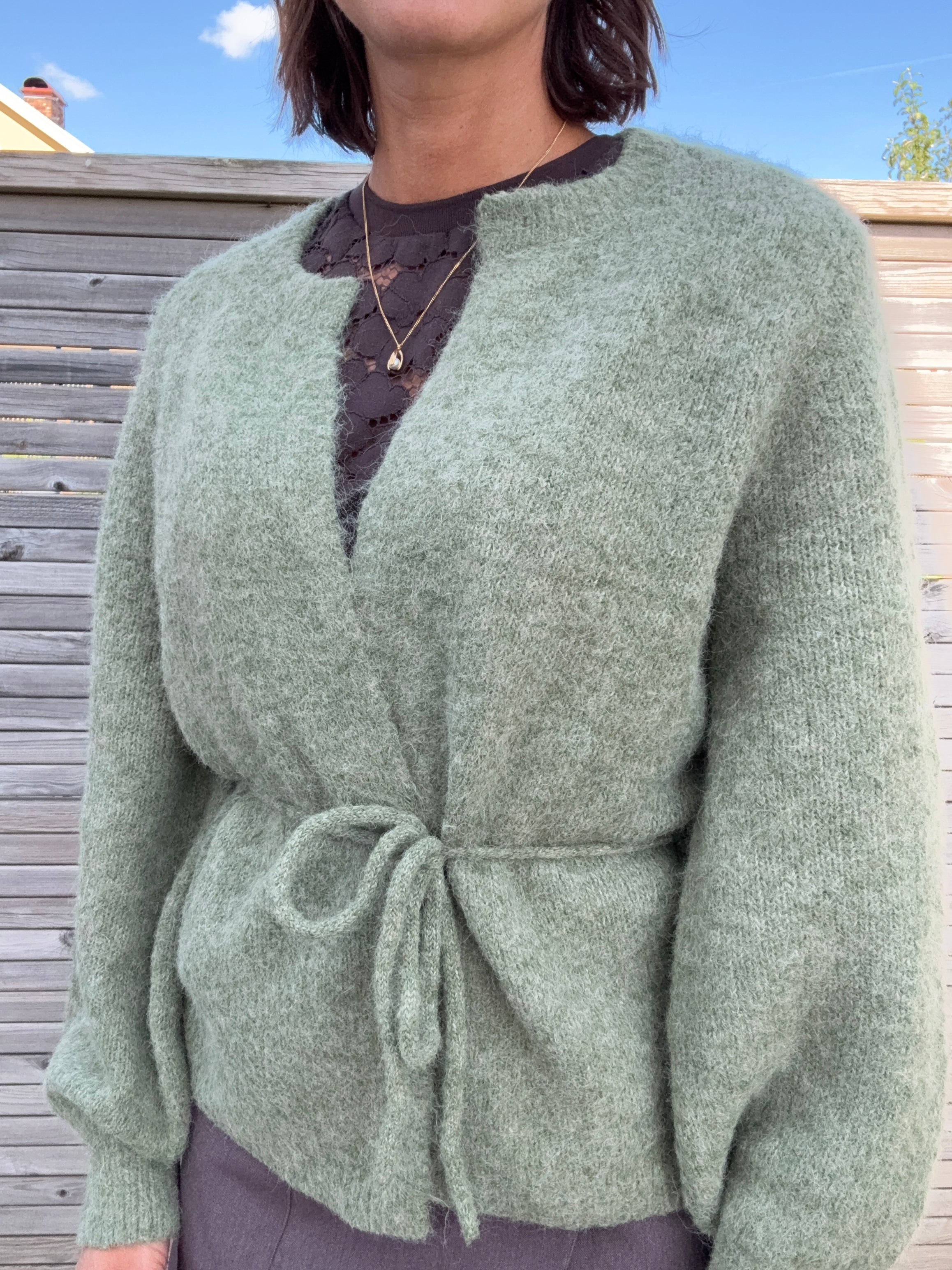VMBERRY LS O-NECK TIE CARDIGAN OIL GREEN