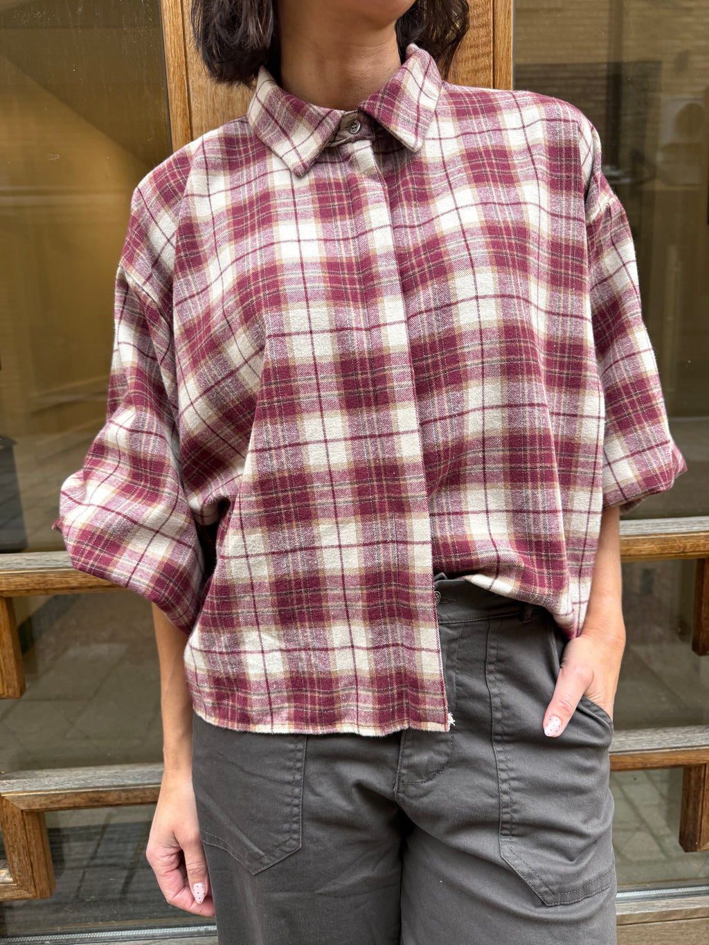 LISA-  VINRÖD Short oversized shacket with voluminous batwing sleeves