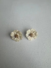 Flower Small Earrings Light Butter Yellow/Cocos