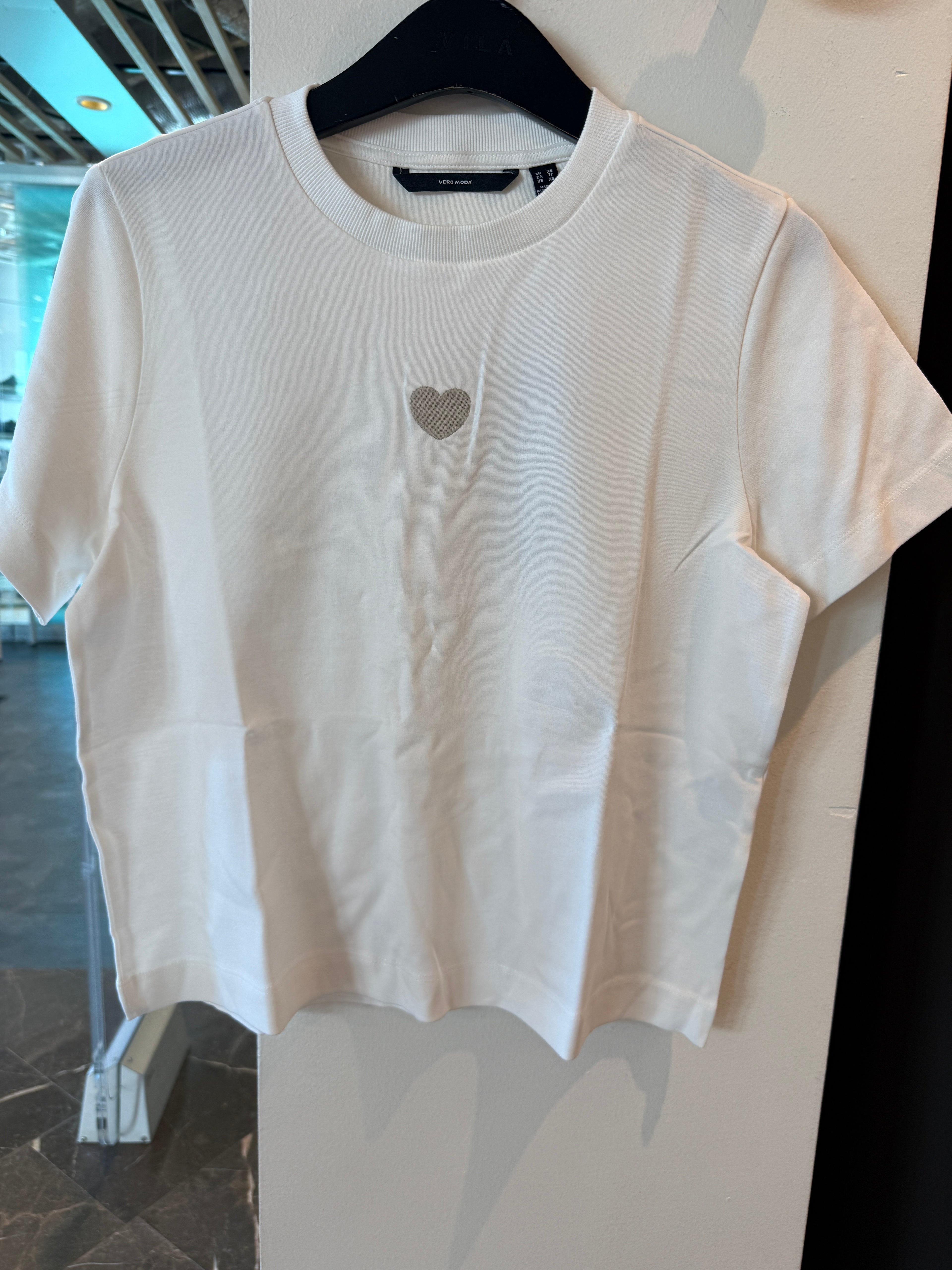 VMSARA METTE SS TOP WHITE HEART