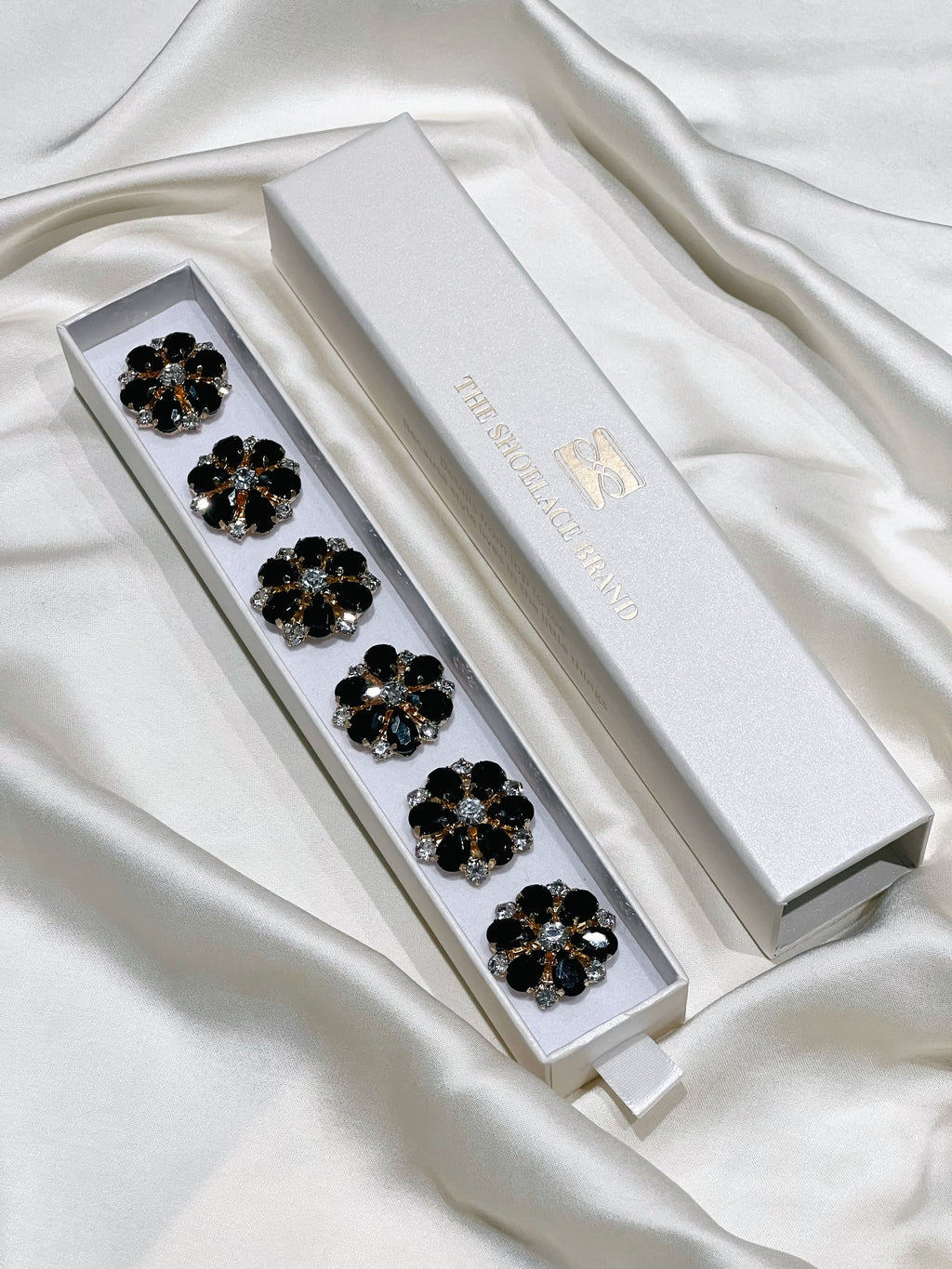MAJA – BLACK & WHITE FLOWER BUTTON CHARM GOLD- 2 PACK