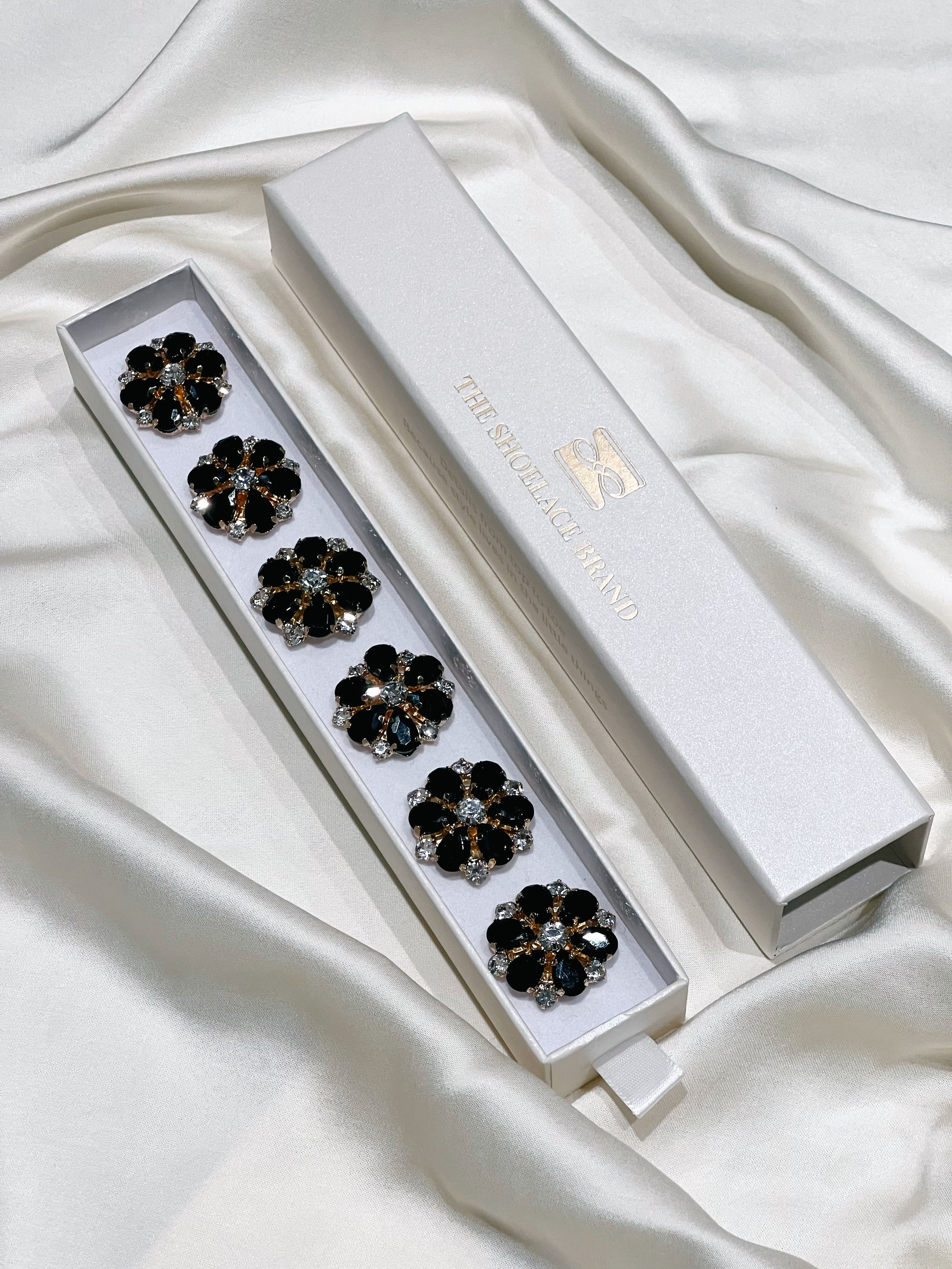 MAJA – BLACK & WHITE FLOWER BUTTON CHARM GOLD- 2 PACK