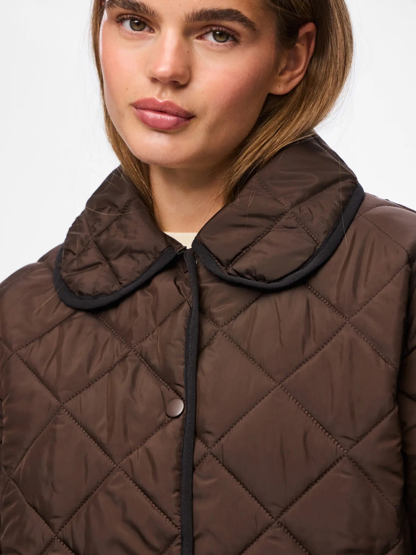 PCEMILY SHORT QUILTED JACKET HOT FUDGE
