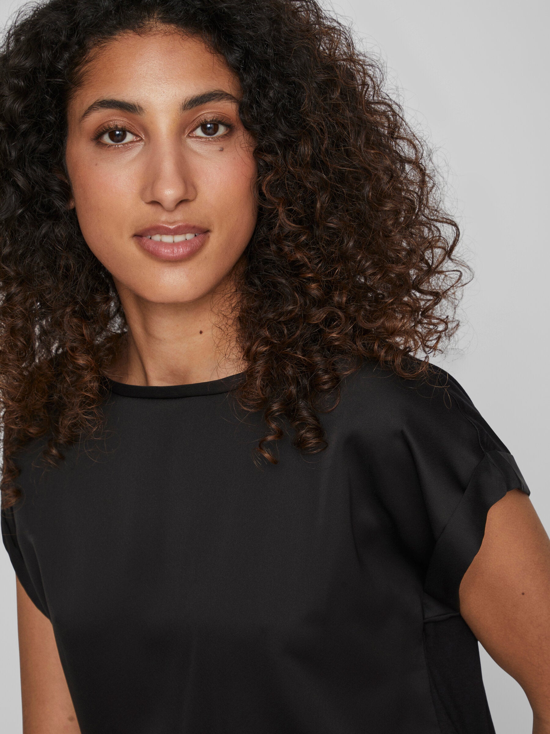VIELLETTE S/S SATIN TOP BLACK