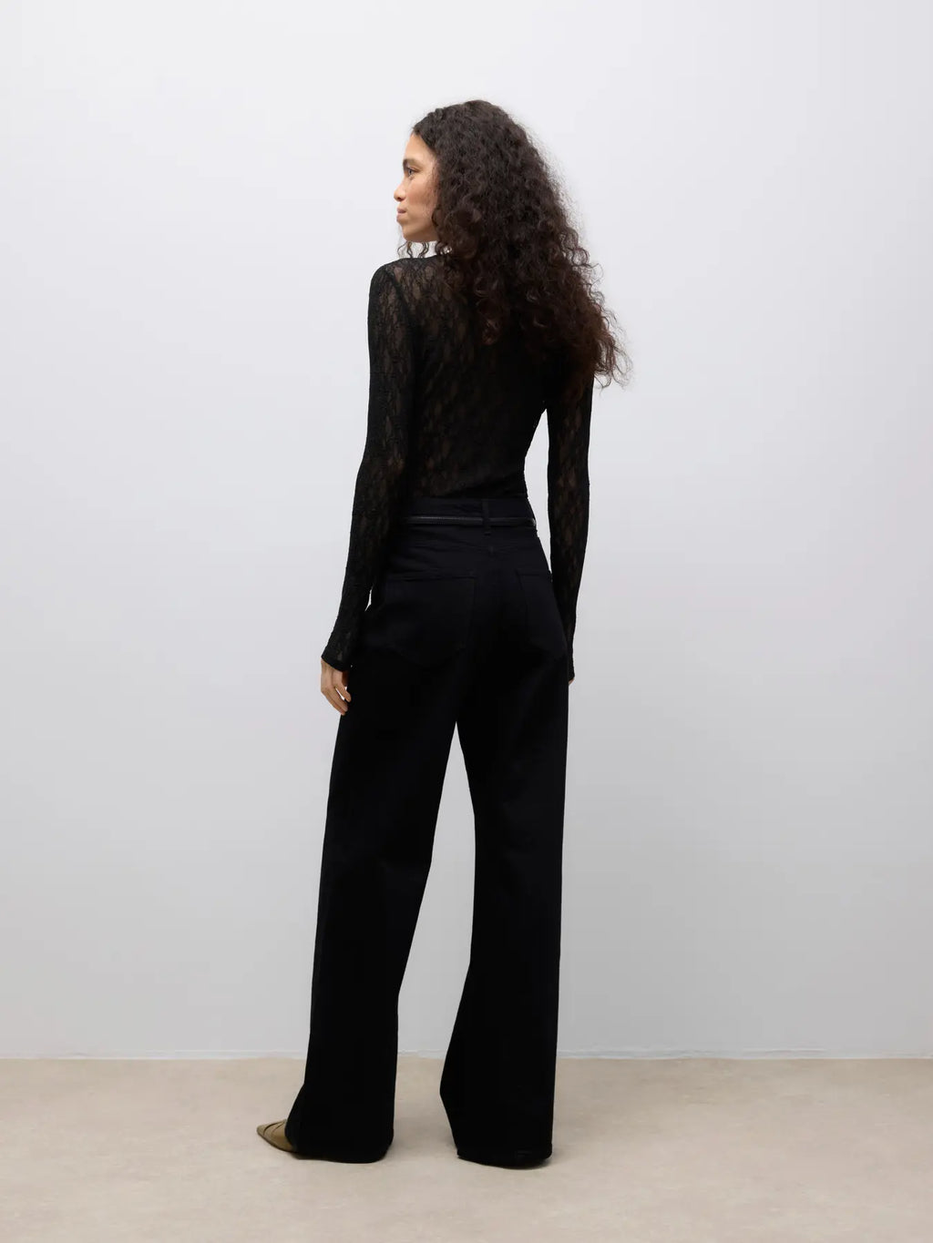 AWTESSY LS O-NECK LACE TOP
