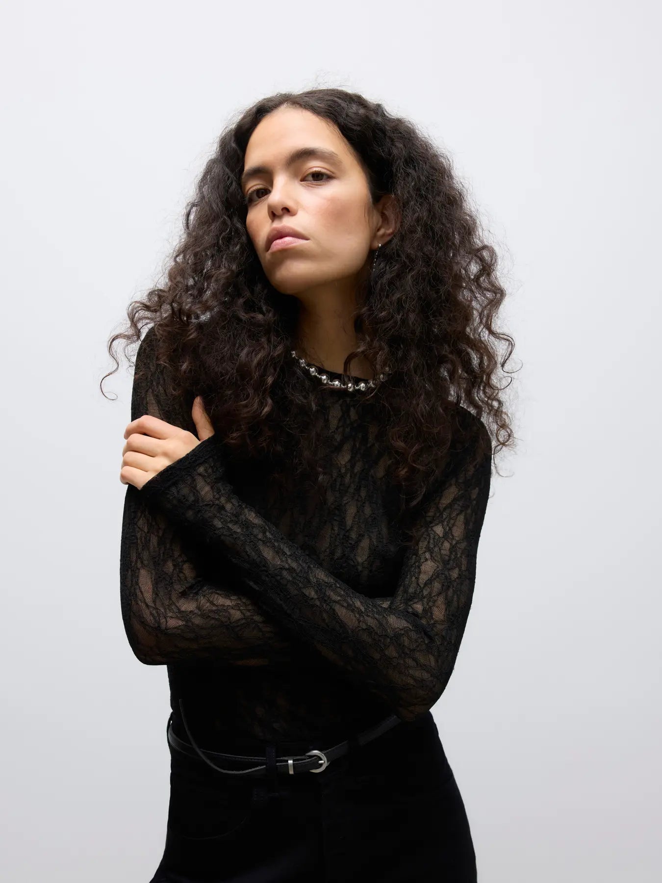 AWTESSY LS O-NECK LACE TOP