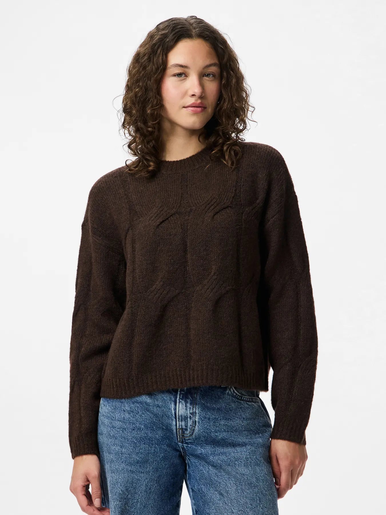 PCJENNA LS O-NECK CABLE KNIT HOT FUDGE