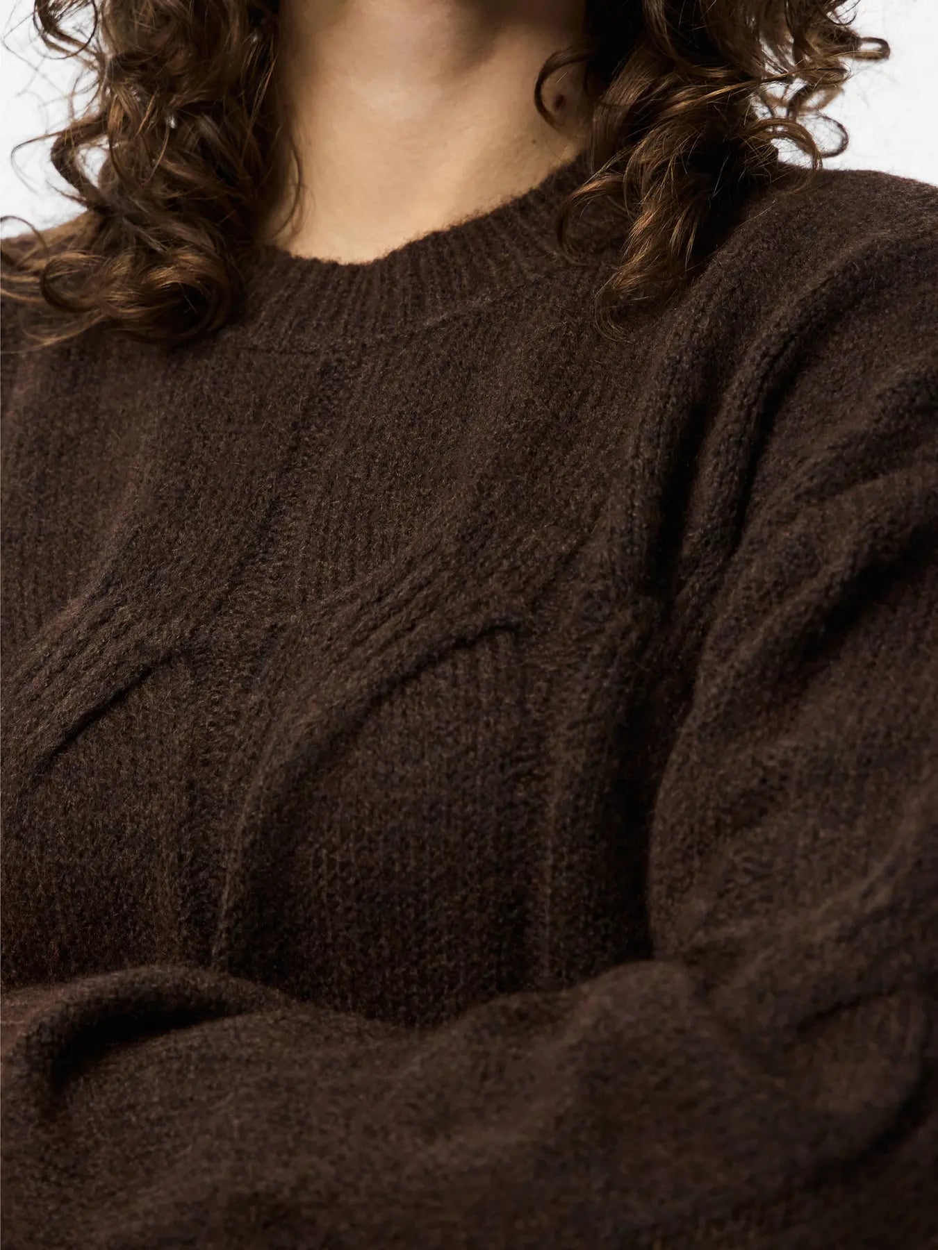 PCJENNA LS O-NECK CABLE KNIT HOT FUDGE